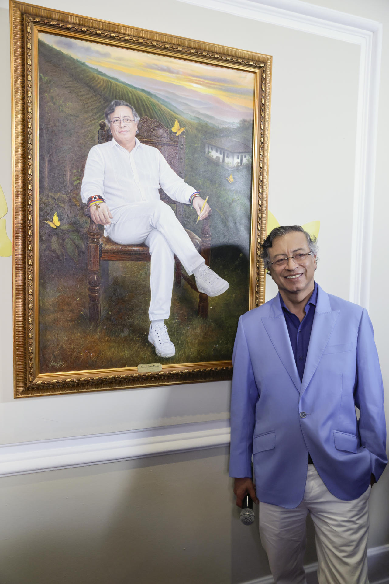 El presidente de Colombia, Gustavo Petro, posa junto a su retrato presidencial realizado por el pintor Jaime Rojas, este 3 de agosto de 2026, en la Casa de Nariño en Bogotá (Colombia). EFE/ Carlos Ortega