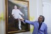 El presidente de Colombia, Gustavo Petro, observa su retrato presidencial realizado por el pintor Jaime Rojas, este 3 de agosto de 2026, en la Casa de Nariño en Bogotá (Colombia). EFE/ Carlos Ortega