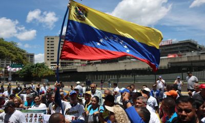Personas se manifiestan este sábado para exigir que sea público el diálogo que comienza hoy entre el chavismo y un grupo opositor y que impulsa Estados Unidos, del que se desconocen detalles clave como hora y lugar, los miembros de las delegaciones o los puntos que serán abordados en el primer encuentro. EFE/ Miguel Gutiérrez