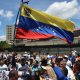 Personas se manifiestan este sábado para exigir que sea público el diálogo que comienza hoy entre el chavismo y un grupo opositor y que impulsa Estados Unidos, del que se desconocen detalles clave como hora y lugar, los miembros de las delegaciones o los puntos que serán abordados en el primer encuentro. EFE/ Miguel Gutiérrez