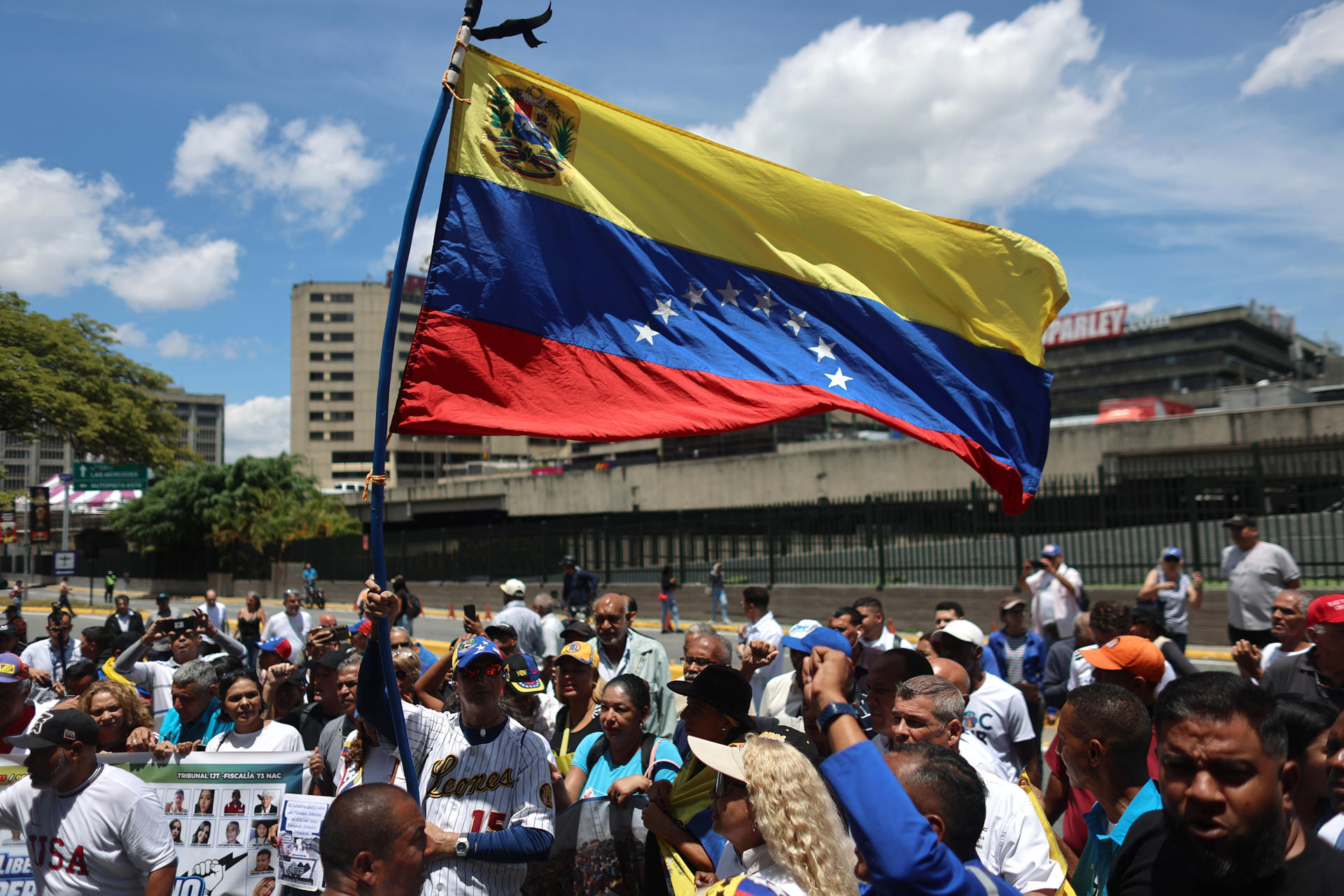 Personas se manifiestan este sábado para exigir que sea público el diálogo que comienza hoy entre el chavismo y un grupo opositor y que impulsa Estados Unidos, del que se desconocen detalles clave como hora y lugar, los miembros de las delegaciones o los puntos que serán abordados en el primer encuentro. EFE/ Miguel Gutiérrez
