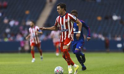 El extremo del Atlético de Madrid Arnau Ortiz controla un balón durante el partido amistoso disputado este sábado entre el Atlético de Madrid y el Manchester United, en Estocolmo (Suecia). EFE/ Atlético De Madrid