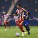 El extremo del Atlético de Madrid Arnau Ortiz controla un balón durante el partido amistoso disputado este sábado entre el Atlético de Madrid y el Manchester United, en Estocolmo (Suecia). EFE/ Atlético De Madrid