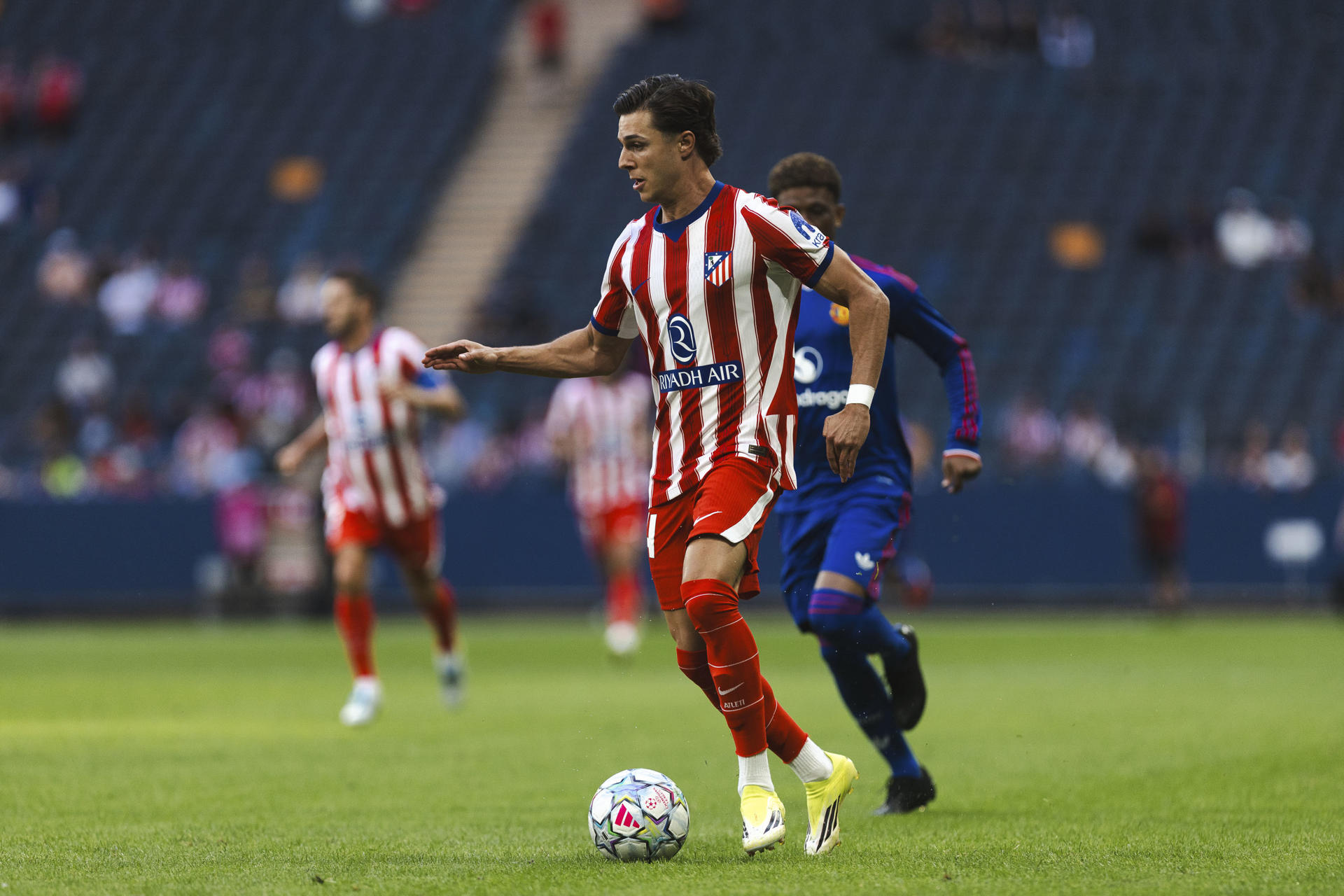 El extremo del Atlético de Madrid Arnau Ortiz controla un balón durante el partido amistoso disputado este sábado entre el Atlético de Madrid y el Manchester United, en Estocolmo (Suecia). EFE/ Atlético De Madrid
