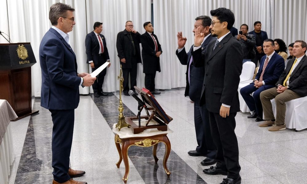 Fotografía cedida que muestra al mandatario, Rodrigo Paz (i), tomando juramento a los nuevos ministros de la Presidencia, Fernando Aramayo (c-d), y de Relaciones Exteriores, Héctor Huanca (2-d), este lunes en La Paz (Bolivia). EFE/ Presidencia de Bolivia
