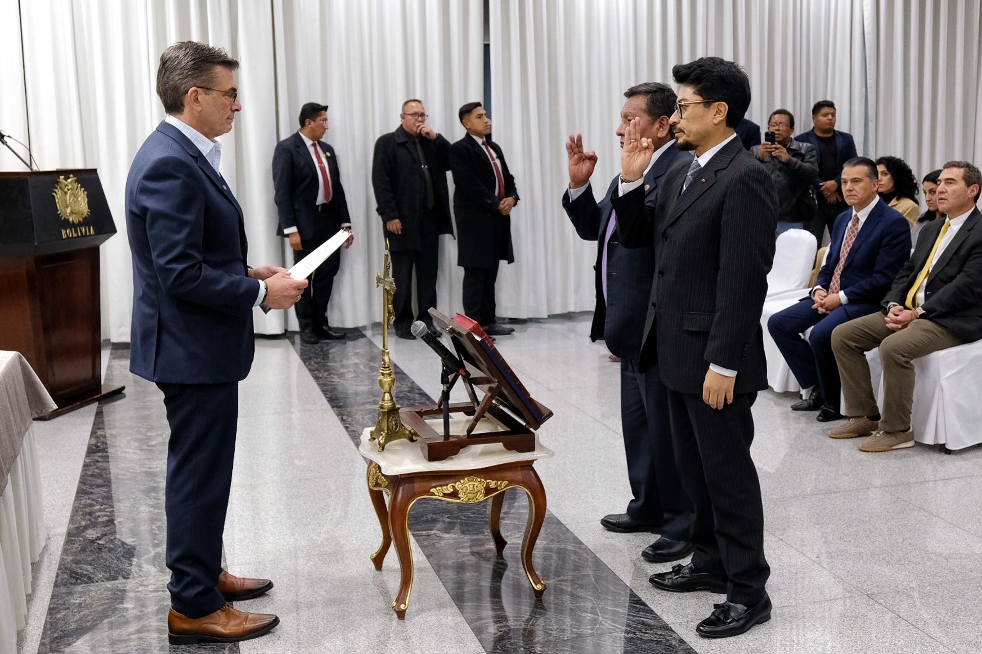 Fotografía cedida que muestra al mandatario, Rodrigo Paz (i), tomando juramento a los nuevos ministros de la Presidencia, Fernando Aramayo (c-d), y de Relaciones Exteriores, Héctor Huanca (2-d), este lunes en La Paz (Bolivia). EFE/ Presidencia de Bolivia