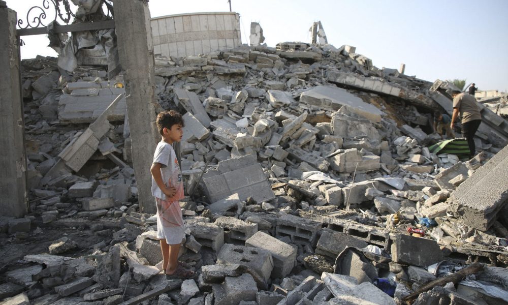 Israel bombardeó el viernes a medianoche una vivienda en el barrio de Al Saftawi, en la ciudad de Gaza, tras una alerta de evacuación. Varios palestinos resultaron heridos. EFE/