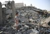 Israel bombardeó el viernes a medianoche una vivienda en el barrio de Al Saftawi, en la ciudad de Gaza, tras una alerta de evacuación. Varios palestinos resultaron heridos. EFE/
