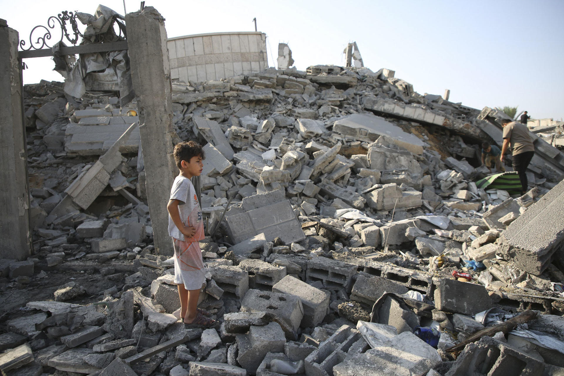 Israel bombardeó el viernes a medianoche una vivienda en el barrio de Al Saftawi, en la ciudad de Gaza, tras una alerta de evacuación. Varios palestinos resultaron heridos. EFE/