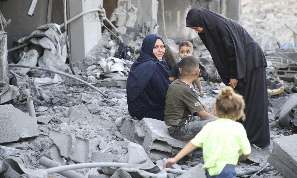Israel bombardeó el viernes a medianoche una vivienda en el barrio de Al Saftawi, en la ciudad de Gaza, tras una alerta de evacuación. Varios palestinos resultaron heridos. EFE/