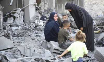 Israel bombardeó el viernes a medianoche una vivienda en el barrio de Al Saftawi, en la ciudad de Gaza, tras una alerta de evacuación. Varios palestinos resultaron heridos. EFE/