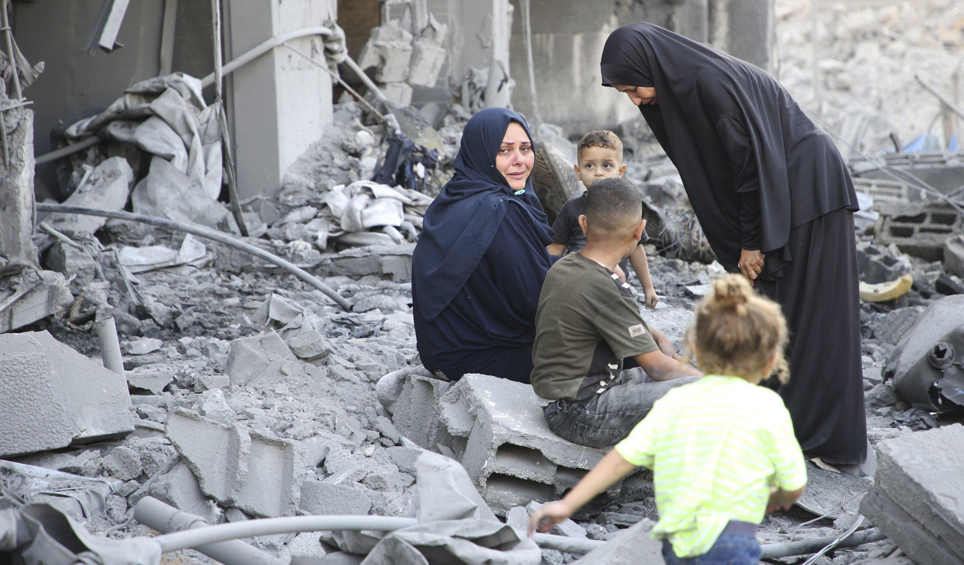 Israel bombardeó el viernes a medianoche una vivienda en el barrio de Al Saftawi, en la ciudad de Gaza, tras una alerta de evacuación. Varios palestinos resultaron heridos. EFE/