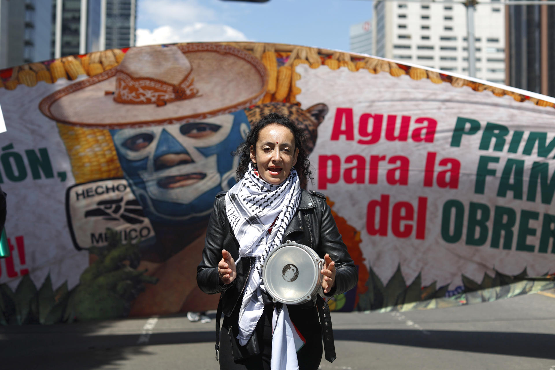 Una activista se manifiestan contra el acuerdo de cooperación en materia hídrica entre el Gobierno del norteño estado de Chihuahua e Israel, este sábado, en Ciudad de México (México). EFE/ Sáshenka Gutiérrez