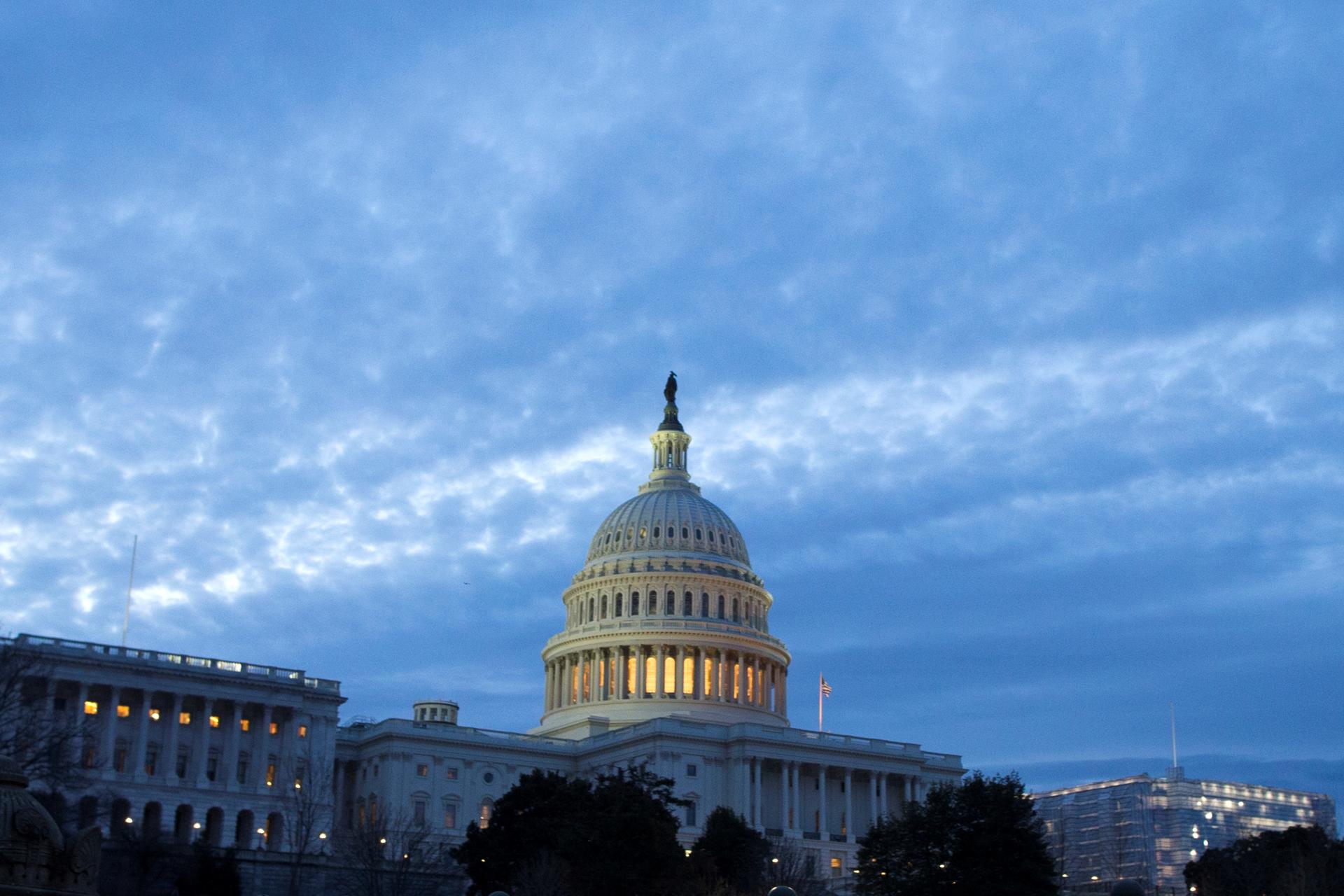 Fotografía de archivo del capitolio al amanecer en Washington DC en Estados Unidos. EFE/ Michael Reynolds