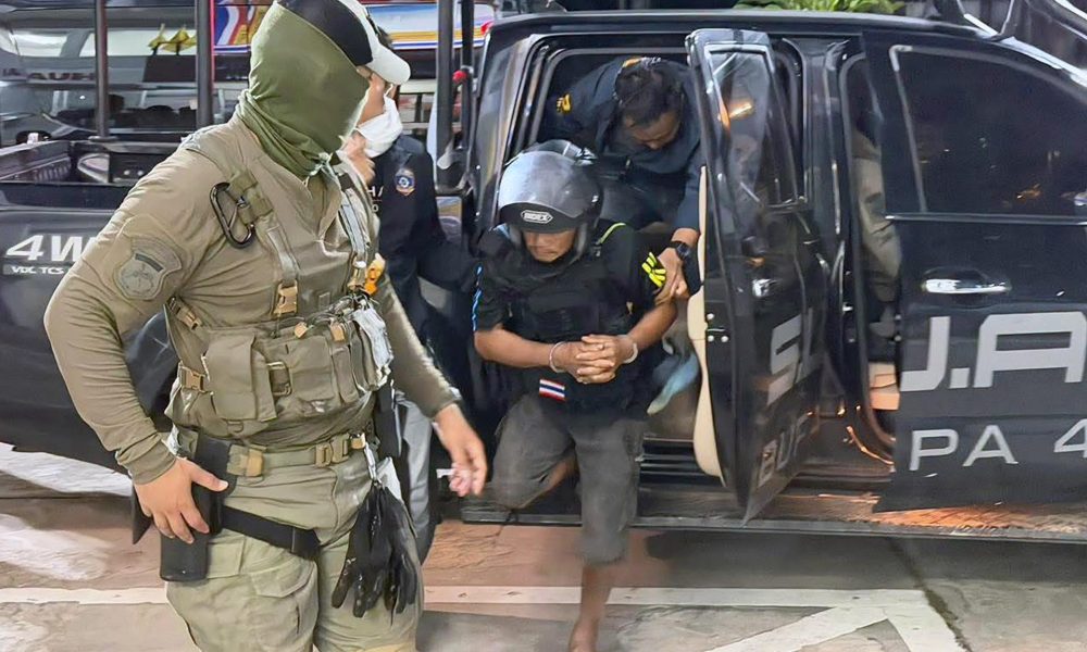 Chonburi (Thailand), 01/08/2026.- Fotografía cedida por la Policía Provincial de la Región 2 de Tailandia muestra el traslado de dos sospechosos de los asesinatos de cinco personas cerca de la turística Pattaya, incluidos dos hermanos rusos.  EFE/EPA/PROVINCIAL POLICE REGION 2 / HANDOUT HANDOUT EDITORIAL USE ONLY/NO SALES