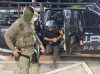 Chonburi (Thailand), 01/08/2026.- Fotografía cedida por la Policía Provincial de la Región 2 de Tailandia muestra el traslado de dos sospechosos de los asesinatos de cinco personas cerca de la turística Pattaya, incluidos dos hermanos rusos.  EFE/EPA/PROVINCIAL POLICE REGION 2 / HANDOUT HANDOUT EDITORIAL USE ONLY/NO SALES
