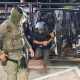 Chonburi (Thailand), 01/08/2026.- Fotografía cedida por la Policía Provincial de la Región 2 de Tailandia muestra el traslado de dos sospechosos de los asesinatos de cinco personas cerca de la turística Pattaya, incluidos dos hermanos rusos.  EFE/EPA/PROVINCIAL POLICE REGION 2 / HANDOUT HANDOUT EDITORIAL USE ONLY/NO SALES