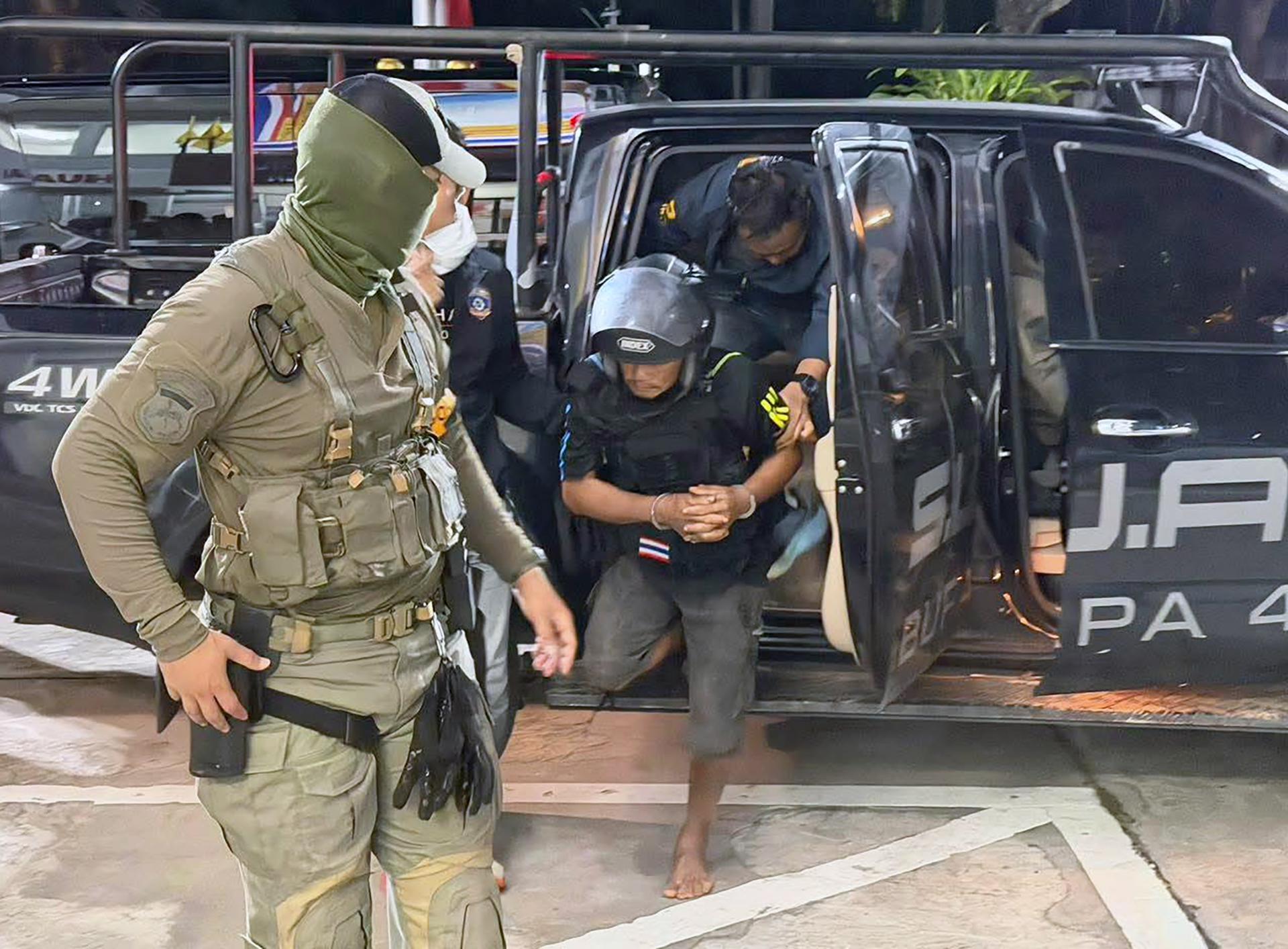 Chonburi (Thailand), 01/08/2026.- Fotografía cedida por la Policía Provincial de la Región 2 de Tailandia muestra el traslado de dos sospechosos de los asesinatos de cinco personas cerca de la turística Pattaya, incluidos dos hermanos rusos.  EFE/EPA/PROVINCIAL POLICE REGION 2 / HANDOUT HANDOUT EDITORIAL USE ONLY/NO SALES