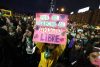 Una mujer sostiene un cartel, este 31 de julio de 2026, en Santiago (Chile). EFE/ Elvis González
