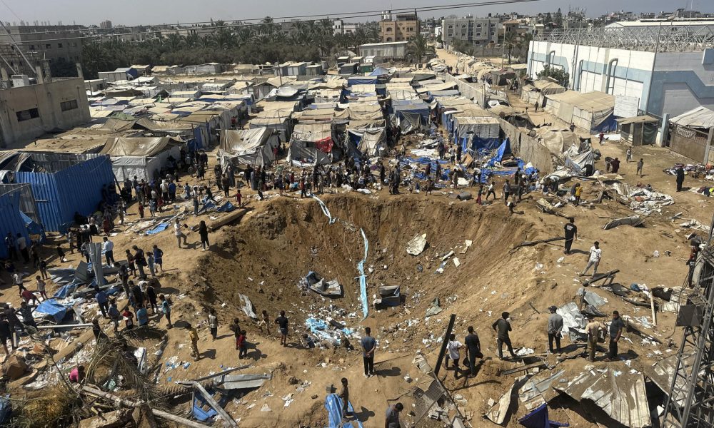 Un bombardeo israelí contra un campamento para personas desplazadas en Deir el Balah, en el centro de Gaza, causa este sábado un cráter inmenso y destruye una veintena de tiendas. EFE/