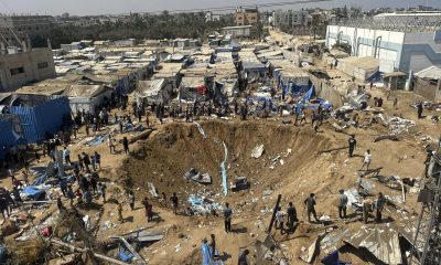Un bombardeo israelí contra un campamento para personas desplazadas en Deir el Balah, en el centro de Gaza, causa este sábado un cráter inmenso y destruye una veintena de tiendas. EFE/