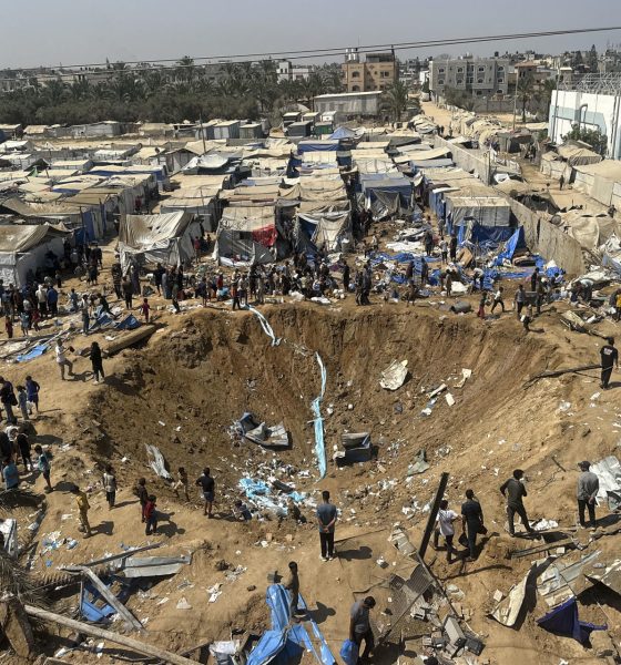 Un bombardeo israelí contra un campamento para personas desplazadas en Deir el Balah, en el centro de Gaza, causa este sábado un cráter inmenso y destruye una veintena de tiendas. EFE/