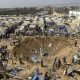 Un bombardeo israelí contra un campamento para personas desplazadas en Deir el Balah, en el centro de Gaza, causa este sábado un cráter inmenso y destruye una veintena de tiendas. EFE/