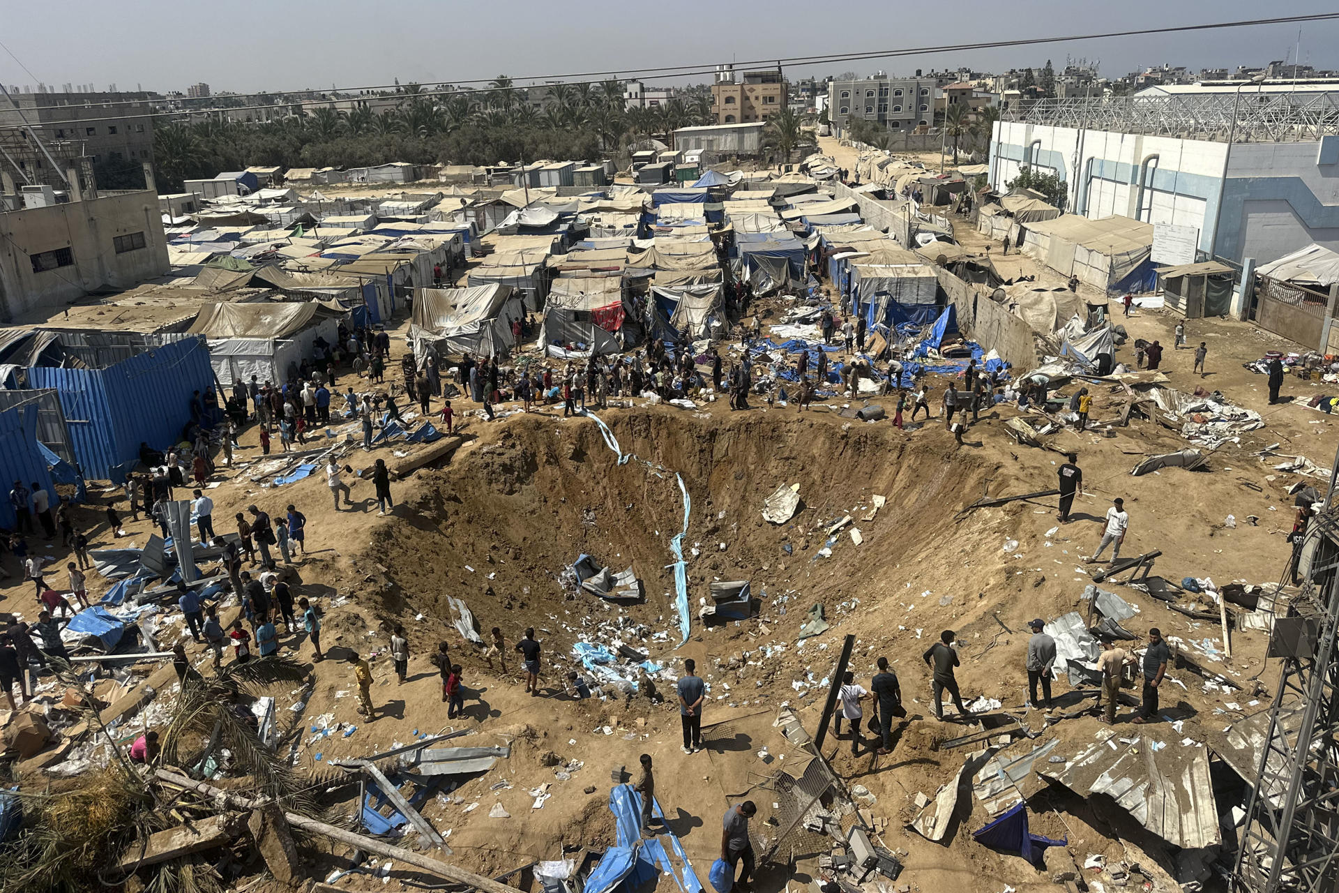 Un bombardeo israelí contra un campamento para personas desplazadas en Deir el Balah, en el centro de Gaza, causa este sábado un cráter inmenso y destruye una veintena de tiendas. EFE/
