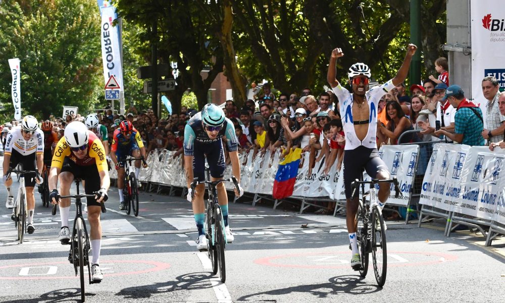 El ciclista del Movistar Team, Natnael Tesfatsion (c), se ha impuesto a Pau Miquel (c) y Alex Aramburu (i) en el 81º Circuito de Getxo-Memorial Hermanos Otxoa, que en esta edición rinde homenaje a Pello Bilbao con motivo de la retirada del ciclista vizcaíno al final de esta temporada. EFE/ Miguel Toña