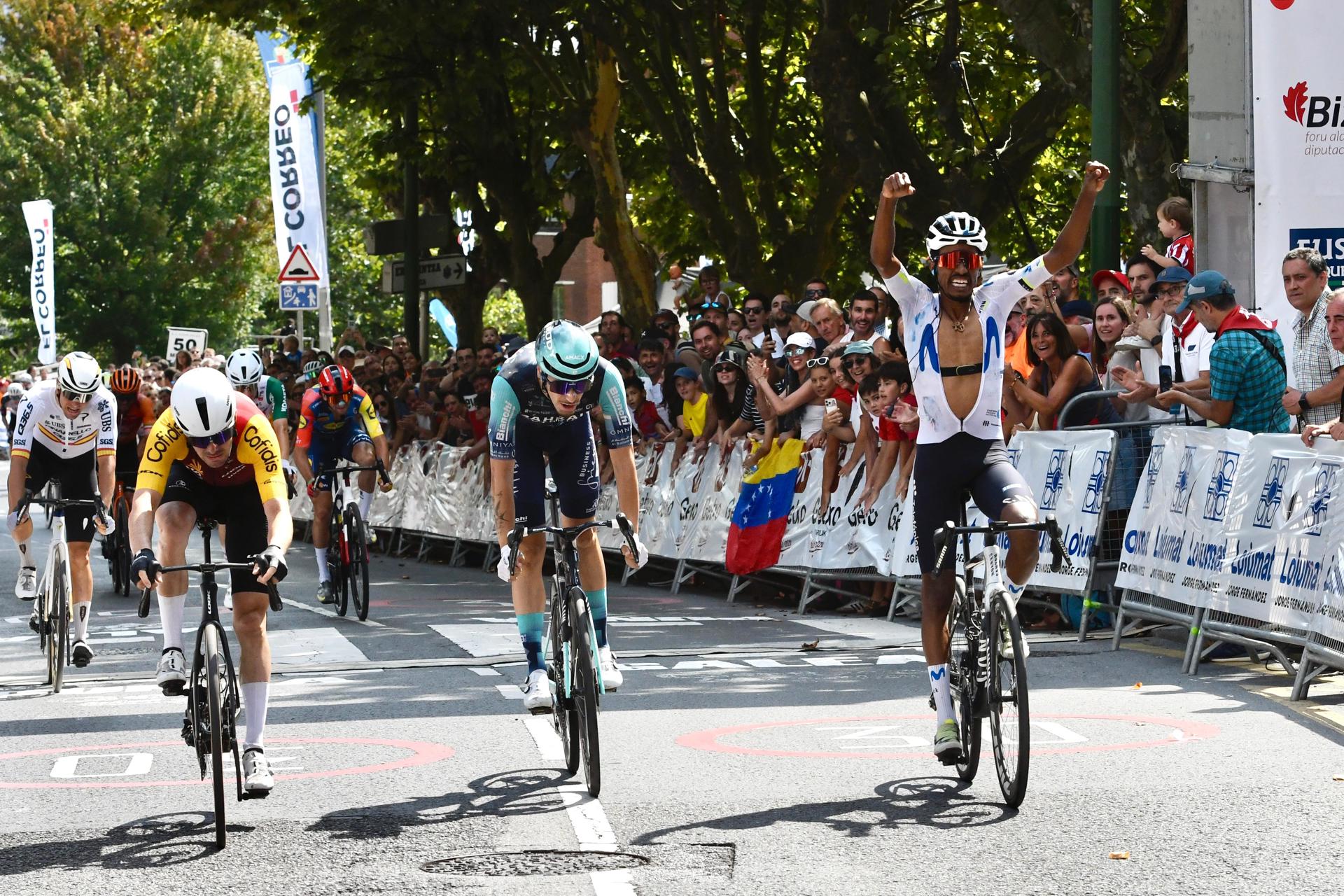El ciclista del Movistar Team, Natnael Tesfatsion (c), se ha impuesto a Pau Miquel (c) y Alex Aramburu (i) en el 81º Circuito de Getxo-Memorial Hermanos Otxoa, que en esta edición rinde homenaje a Pello Bilbao con motivo de la retirada del ciclista vizcaíno al final de esta temporada. EFE/ Miguel Toña