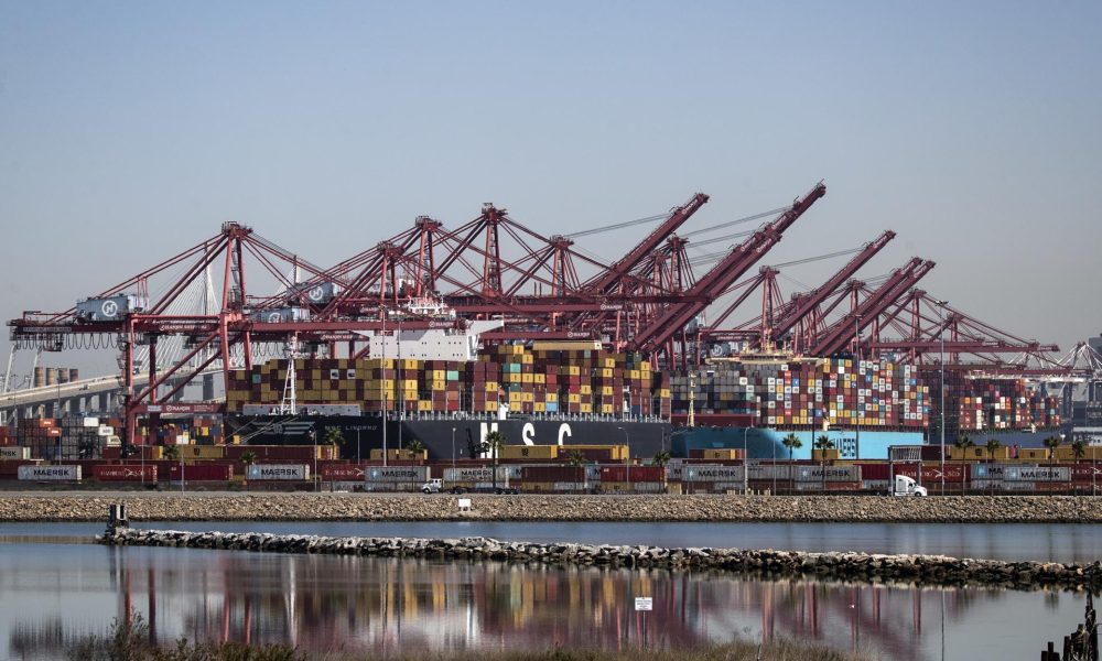 Los buques portacontenedores, atracados en el puerto de Los Ángeles en Long Beach, California, EE. UU., 30 de septiembre de 2021. EFE/EPA/ETIENNE LAURENT
 
//////////
 
Long Beach (United States), 30/09/2021.- Container ships are docked at the Los Angeles Port in Long Beach, California, USA, 30 September 2021. An extraordinary backlog paralyzes the port activities as an estimated 500000 containers are reportedly still sitting on docked container ships and waiting to be dealt with. Some of the reasons for this slow processing of cargo point out at a combination of growing volumes of cargo, Covid-19 safety measures, labor shortage and outdated infrastructure. (Estados Unidos) EFE/EPA/ETIENNE LAURENT