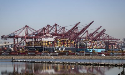 Los buques portacontenedores, atracados en el puerto de Los Ángeles en Long Beach, California, EE. UU., 30 de septiembre de 2021. EFE/EPA/ETIENNE LAURENT
 
//////////
 
Long Beach (United States), 30/09/2021.- Container ships are docked at the Los Angeles Port in Long Beach, California, USA, 30 September 2021. An extraordinary backlog paralyzes the port activities as an estimated 500000 containers are reportedly still sitting on docked container ships and waiting to be dealt with. Some of the reasons for this slow processing of cargo point out at a combination of growing volumes of cargo, Covid-19 safety measures, labor shortage and outdated infrastructure. (Estados Unidos) EFE/EPA/ETIENNE LAURENT