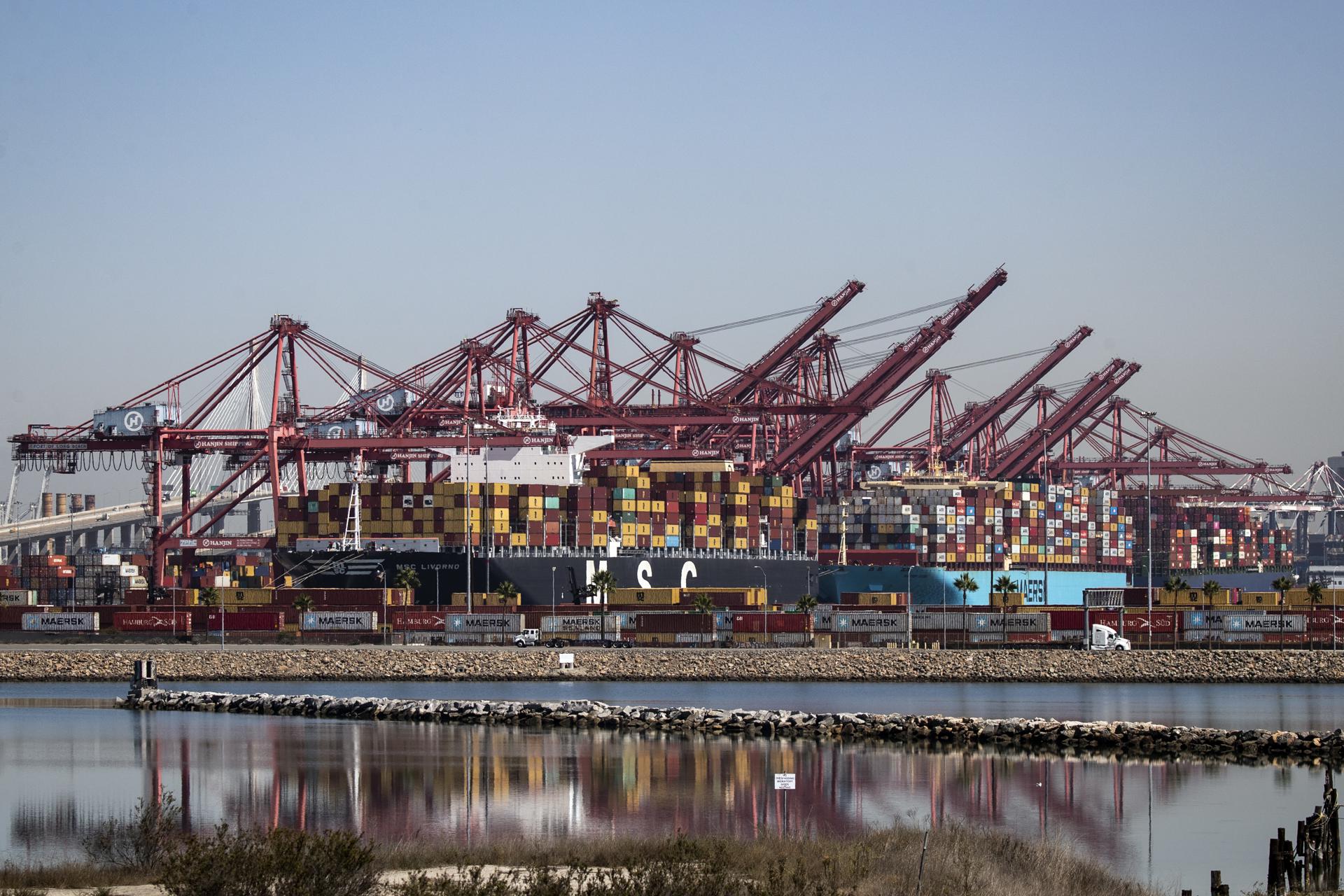 Los buques portacontenedores, atracados en el puerto de Los Ángeles en Long Beach, California, EE. UU., 30 de septiembre de 2021. EFE/EPA/ETIENNE LAURENT
 
//////////
 
Long Beach (United States), 30/09/2021.- Container ships are docked at the Los Angeles Port in Long Beach, California, USA, 30 September 2021. An extraordinary backlog paralyzes the port activities as an estimated 500000 containers are reportedly still sitting on docked container ships and waiting to be dealt with. Some of the reasons for this slow processing of cargo point out at a combination of growing volumes of cargo, Covid-19 safety measures, labor shortage and outdated infrastructure. (Estados Unidos) EFE/EPA/ETIENNE LAURENT