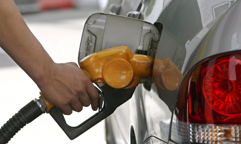Una persona rellena el depósito de su vehículo en una gasolinera. EFE/Rungroj Yongrit FOTO CEDIDA SOLO USO EDITORIAL