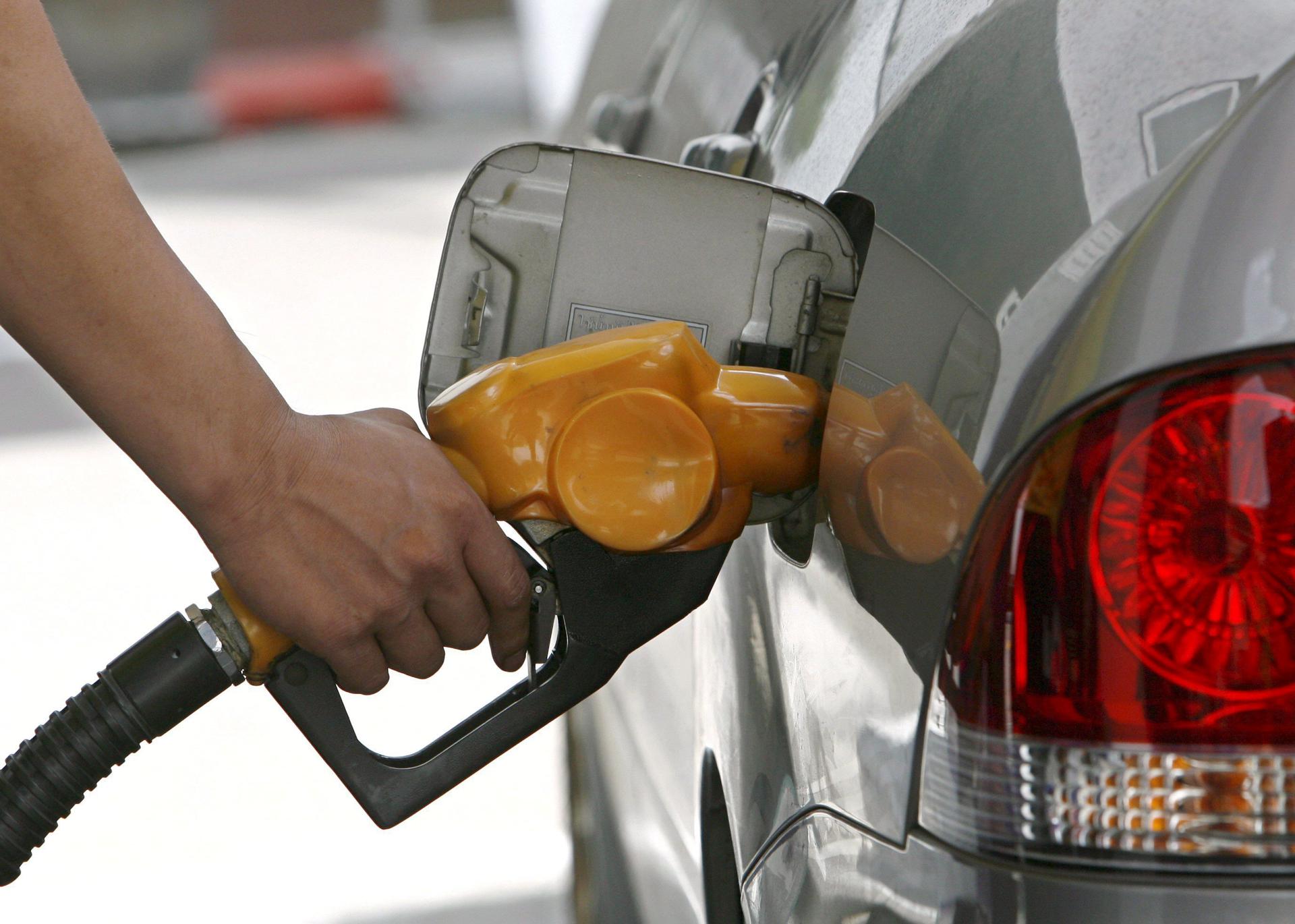 Una persona rellena el depósito de su vehículo en una gasolinera. EFE/Rungroj Yongrit FOTO CEDIDA SOLO USO EDITORIAL