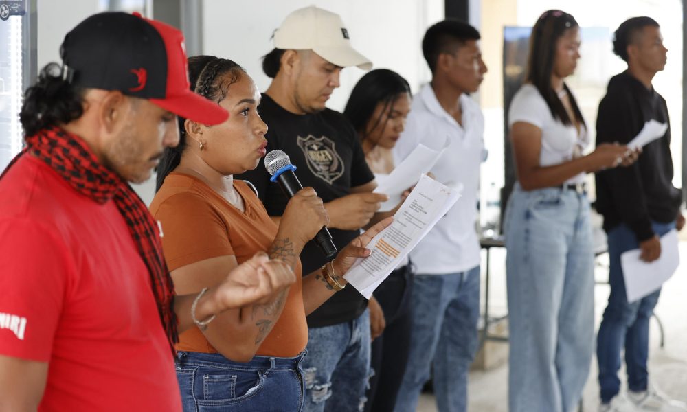 Integrantes del grupo armado ilegal Comandos de la Frontera se reúnen este 3 de agosto de 2026, en una Zona de Ubicación Temporal (ZUT). EFE/ Mauricio Dueñas Castañeda