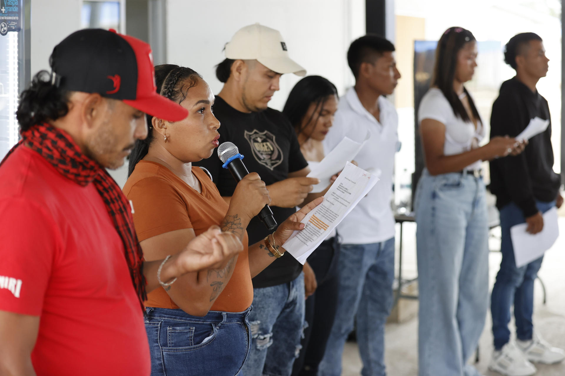 Integrantes del grupo armado ilegal Comandos de la Frontera se reúnen este 3 de agosto de 2026, en una Zona de Ubicación Temporal (ZUT). EFE/ Mauricio Dueñas Castañeda