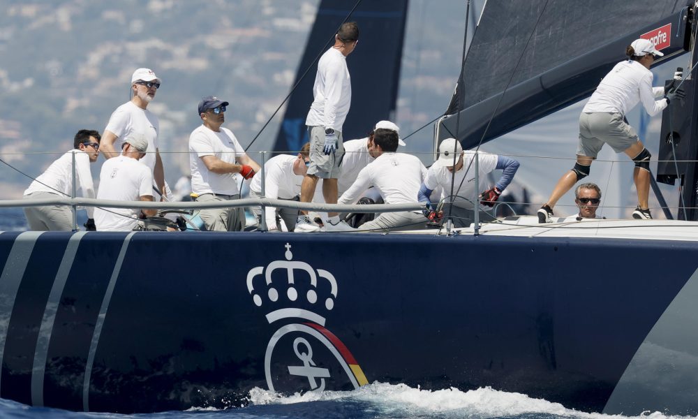 El rey Felipe VI a la caña del 'Hispania' durante la primera jornada de la 44 edición de la Copa del Rey Mapfre de Vela este martes en la bahía de Palma. EFE/Ballesteros
