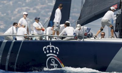 El rey Felipe VI a la caña del 'Hispania' durante la primera jornada de la 44 edición de la Copa del Rey Mapfre de Vela este martes en la bahía de Palma. EFE/Ballesteros