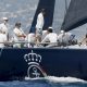 El rey Felipe VI a la caña del 'Hispania' durante la primera jornada de la 44 edición de la Copa del Rey Mapfre de Vela este martes en la bahía de Palma. EFE/Ballesteros