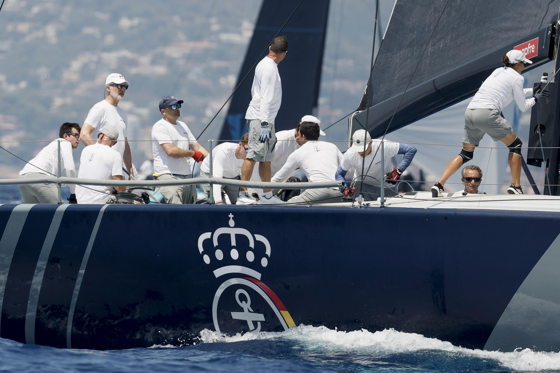 El rey Felipe VI a la caña del 'Hispania' durante la primera jornada de la 44 edición de la Copa del Rey Mapfre de Vela este martes en la bahía de Palma. EFE/Ballesteros