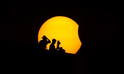 Fotografía de archivo en la que se captó la silueta de un par de camarógrafos al registrar el inicio de un eclipse total de sol, en Chennai (India). EFE/Idrees Mohammed