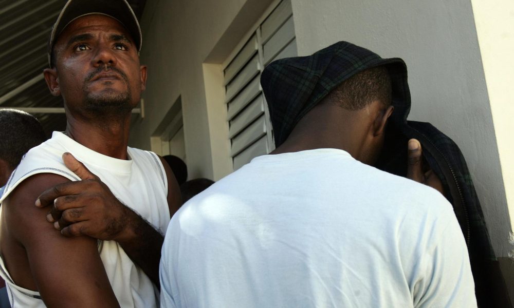 Varios grupos civiles y de las comunidades inmigrantes en Puerto Rico denunciaron este lunes un aumento en las intervenciones y arrestos por el Servicio de Control de Inmigración y Aduanas (ICE, en inglés) en aeropuertos, barrios y comunidades donde residen o transitan haitianos en la isla. Fotografía de archivo. EFE/Orlando Barría