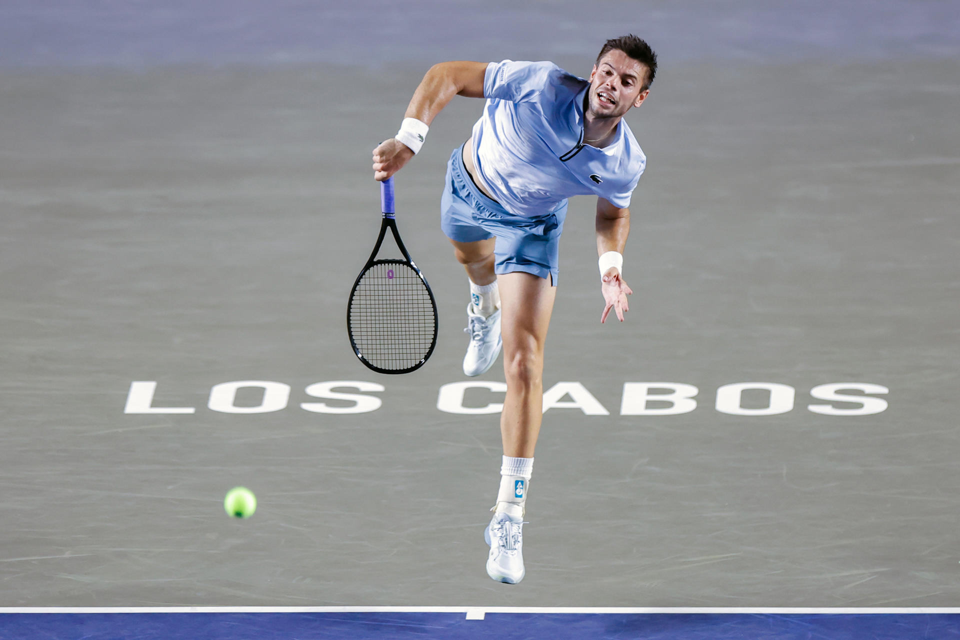 El tenista francés Arthur Gea, durante la final del Abierto de Los Cabos, disputada este sábado contra el canadiense Denis Shapovalov. EFE/ Jorge Reyes