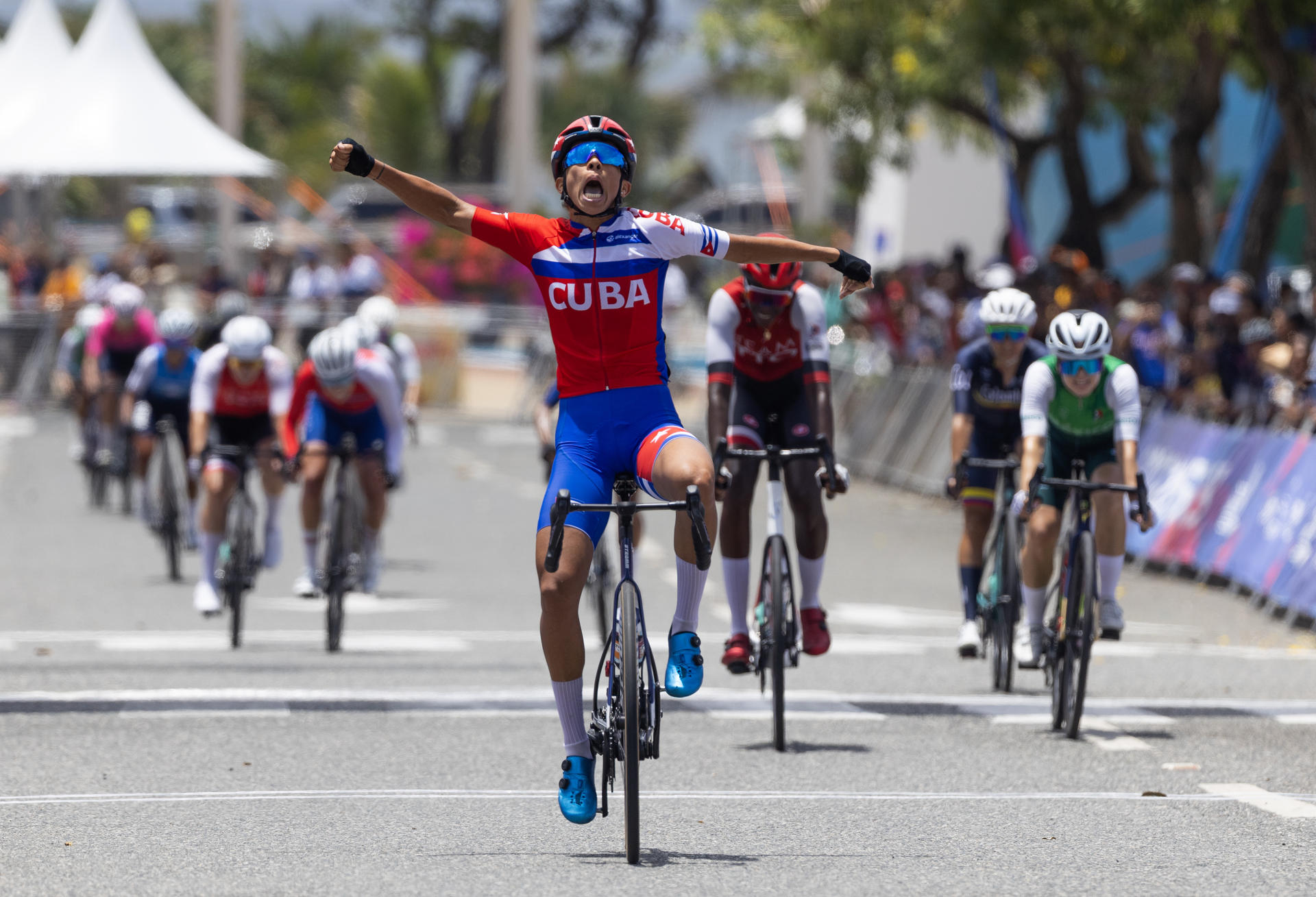 Marlies Mejías, de Cuba, gana medalla de oro en la competencia de ciclismo de ruta de 123.8 kilómetros en los XXV Juegos Centroamericanos y del Caribe Santo Domingo 2026, en Santo Domingo (República Dominicana). EFE/ Orlando Barría