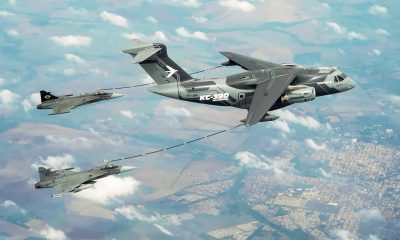 Fotografía sin fecha de toma cedida por la Fuerza Aeroespacial Colombiana (FAC) que muestra una aeronave KC-390 (d) durante una maniobra de reabastecimiento en vuelo. EFE/ Presidencia de Colombia