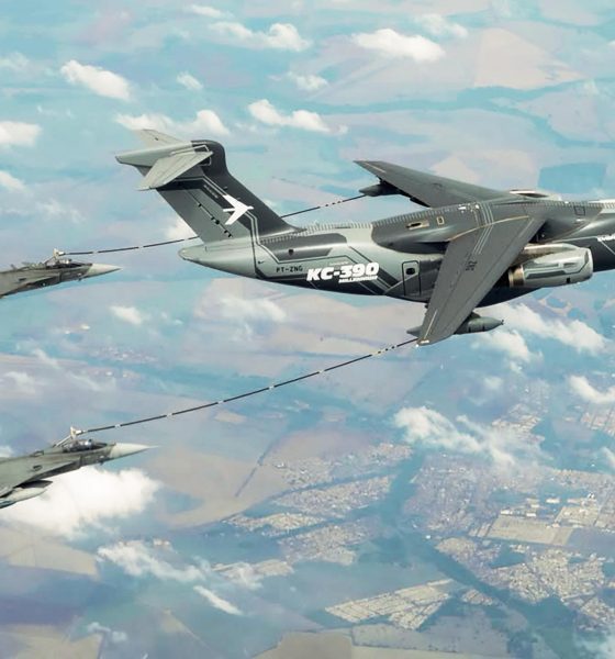 Fotografía sin fecha de toma cedida por la Fuerza Aeroespacial Colombiana (FAC) que muestra una aeronave KC-390 (d) durante una maniobra de reabastecimiento en vuelo. EFE/ Presidencia de Colombia