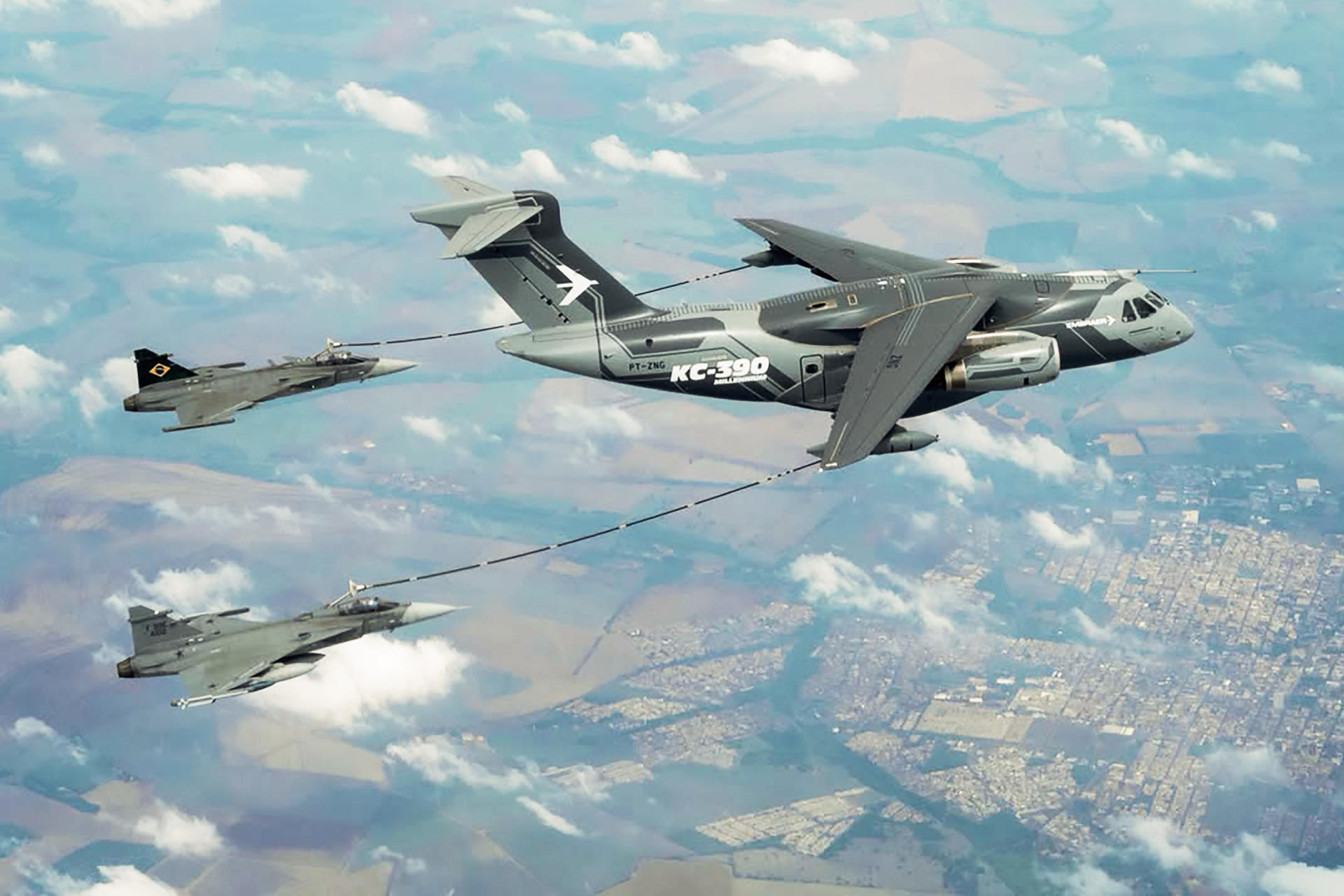 Fotografía sin fecha de toma cedida por la Fuerza Aeroespacial Colombiana (FAC) que muestra una aeronave KC-390 (d) durante una maniobra de reabastecimiento en vuelo. EFE/ Presidencia de Colombia