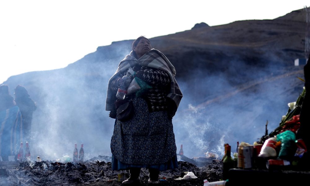 Una persona participa en un ritual con motivo del inicio del mes de la Pachamama este sábado, en La Cumbre en (Bolivia). EFE/ Gabriel Márquez
