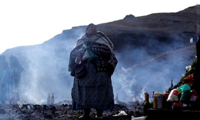 Una persona participa en un ritual con motivo del inicio del mes de la Pachamama este sábado, en La Cumbre en (Bolivia). EFE/ Gabriel Márquez